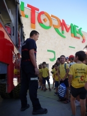 Foto 6 - Los bomberos de Salamanca visitan a bordo de su camión a los Minichefs del Centro Comercial El...