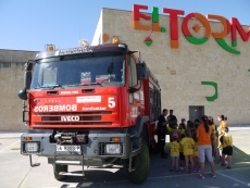 Foto 4 - Los bomberos de Salamanca visitan a bordo de su camión a los Minichefs del Centro Comercial El...
