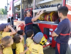 Foto 3 - Los bomberos de Salamanca visitan a bordo de su camión a los Minichefs del Centro Comercial El...