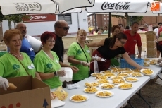 Foto 6 - Más de un millar de vecinos degustan una sabrosa y solidaria paella