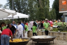 Foto 4 - Más de un millar de vecinos degustan una sabrosa y solidaria paella