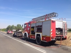 Un coche echa a arder de manera repentina en la carretera de Ledesma a Trabanca