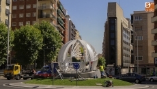 La colocación de la escultura en homenaje a la UDS apenas afectó al tráfico rodado en la vía