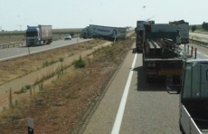 Aparatosa colisi&oacute;n entre dos camiones en la A-62
