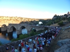 Vecinos y fieles escoltan a la Virgen del Carmen en su camino de regreso a la ermita
