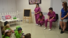 Decenas de ni&ntilde;os de los campamentos del CID viven una original jornada en la Clinica Dental Carmen ...