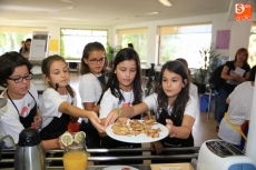 Cerca de 100 chavales combinan las clases de cocina con actividades en inglés