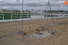 A falta de los banderines, el campo de c&eacute;sped artificial est&aacute; listo para jugar