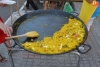 Foto 3 - Una gran paella reúne en torno a la mesa a los vecinos de Santa Marina