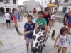 Foto 2 - Los niños se enfrentan a los 'bravos toros' en un animado encierro