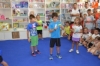 Foto 2 - La librería Hontiveros organiza un concurso de peonzas para los niños