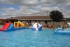 Foto 2 - Más de un centenar de niños disfrutan de las fiestas con hinchables acuáticos