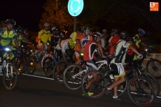 Foto 4 - Medio centenar de ciclistas disfruta de su afición bajo la luna llena