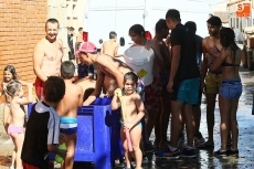 Foto 5 - Niños y jóvenes se divierten en una animada guerra de agua 