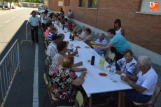 Foto 5 - Una gran paella reúne en torno a la mesa a los vecinos de Santa Marina