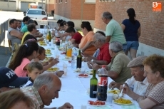 Foto 4 - Una gran paella reúne en torno a la mesa a los vecinos de Santa Marina