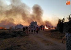 Foto 5 - Un incendio junto al pueblo moviliza a los vecinos de Cabeza de Framontanos
