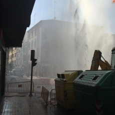 Foto 5 - Un reventón de agua en Van Dyck alcanza varios pisos de altura