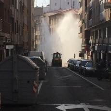 Foto 4 - Un reventón de agua en Van Dyck alcanza varios pisos de altura