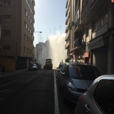 Foto 3 - Un reventón de agua en Van Dyck alcanza varios pisos de altura