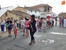 Foto 3 - Derroche de colorido en el desfile de disfraces con la música como protagonista