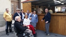 Foto 5 - Los mayores de la residencia visitan las casetas de la Feria de Día