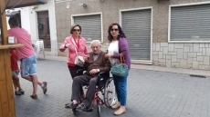 Foto 4 - Los mayores de la residencia visitan las casetas de la Feria de Día