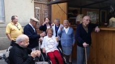 Foto 3 - Los mayores de la residencia visitan las casetas de la Feria de Día