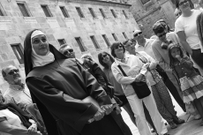 Foto 6 - Numeroso público sigue en las calles salmantinas la ruta teatralizada de Santa Teresa de Jesús 