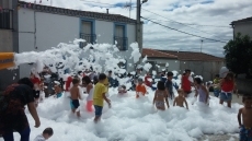 Foto 3 - Los niños disfrutan de una fiesta de la espuma para iniciar la recta final