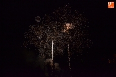 Foto 6 - Los fuegos artificiales iluminan la ciudad en una noche en la que también brilló el Parador