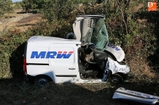 Foto 6 - Tres heridos en una colisión de un turismo y una furgoneta en la carretera de Vitigudino
