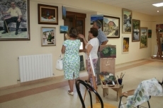 Foto 3 - Éxito de la exposición de pintura con obras de 17 artistas vinculados al pueblo