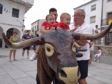 Foto 5 - Los niños se enfrentan a los 'bravos toros' en un animado encierro