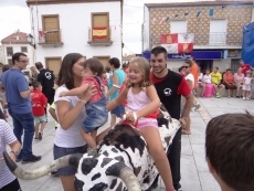Foto 4 - Los niños se enfrentan a los 'bravos toros' en un animado encierro