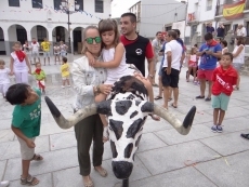 Foto 3 - Los niños se enfrentan a los 'bravos toros' en un animado encierro