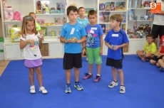 Foto 6 - La librería Hontiveros organiza un concurso de peonzas para los niños