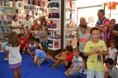 Foto 4 - La librería Hontiveros organiza un concurso de peonzas para los niños