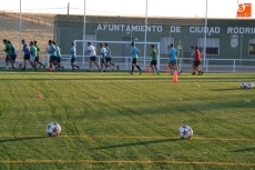 Foto 5 - El equipo Senior del Ciudad Rodrigo estrena por fin el campo de césped artificial