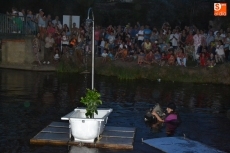 Foto 4 - El río Águeda debuta como escenario teatral con éxito de público y la Rondalla como invitada...