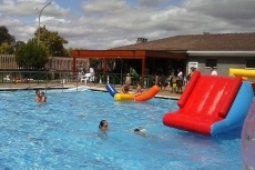 Foto 5 - Más de un centenar de niños disfrutan de las fiestas con hinchables acuáticos