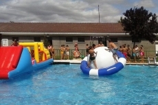 Foto 3 - Más de un centenar de niños disfrutan de las fiestas con hinchables acuáticos