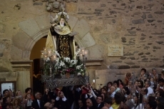 Foto 6 - Cientos de albenses despiden a su patrona Santa Teresa de Jesús en la procesión de clausura 