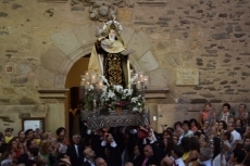 Foto 5 - Cientos de albenses despiden a su patrona Santa Teresa de Jesús en la procesión de clausura 