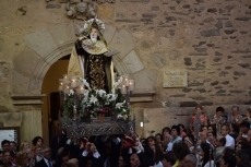 Foto 4 - Cientos de albenses despiden a su patrona Santa Teresa de Jesús en la procesión de clausura 