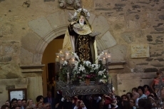 Foto 3 - Cientos de albenses despiden a su patrona Santa Teresa de Jesús en la procesión de clausura 