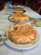Foto 4 - Los vecinos degustan las tortillas y postres de los concursos gastronómicos 