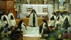 Los vecinos de San Esteban de la Sierra disfrutan de la obra ‘Teresa, jardinera de la luz’