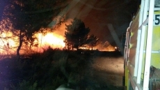 Las rachas de viento complican las labores de extinción del incendio que afecta a Cáceres y...