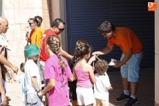 Mayores y pequeños disfrutan de un animado encierro festivo